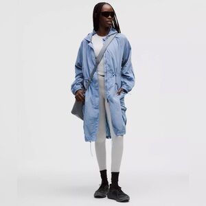 Lululemon Lightweight Woven Rain Jacket - Sinatra Blue